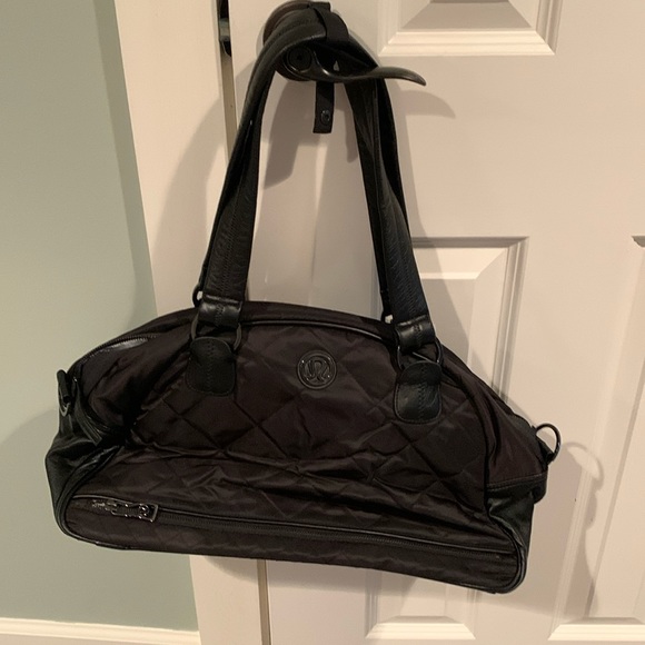 lululemon athletica Handbags - EUC Lululemon quilted carry bag
